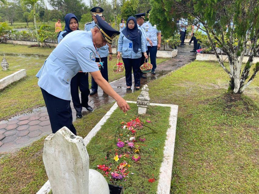 TMP Damai Sentosa Mendadak Ramai, Rupanya Pegawai Imigrasi Dumai Ziarah Dan Tabur Bunga