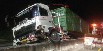 Sopir Entah Ngantuk, Entah Mabuk,  Truk Trailer Tanjak Beton Pembatas Jalan Tol Dumai-Pekanbaru