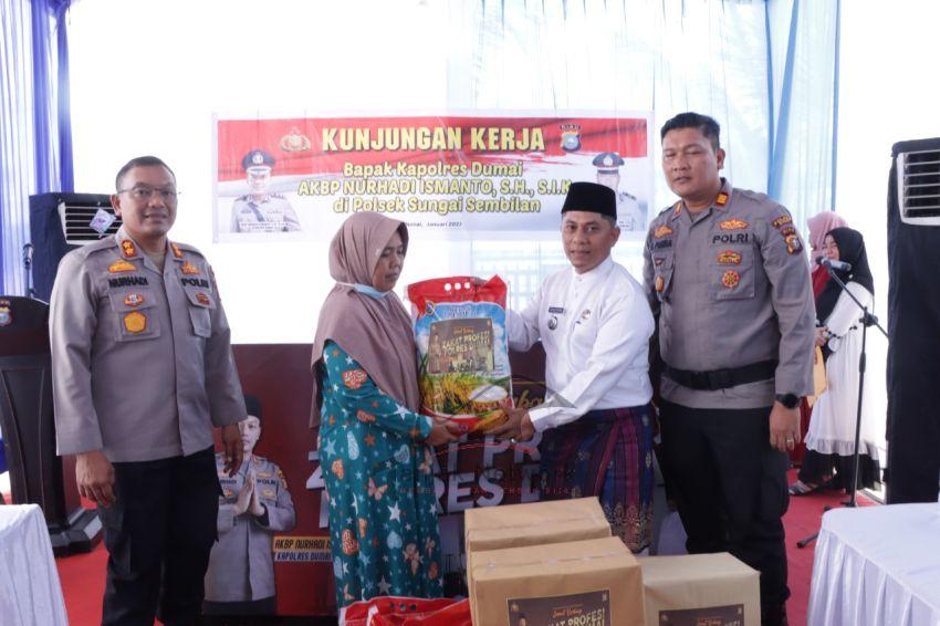 Kapolres Dumai Serahkan Zakat Anggota Polres Bagi Warga Kurang Mampu