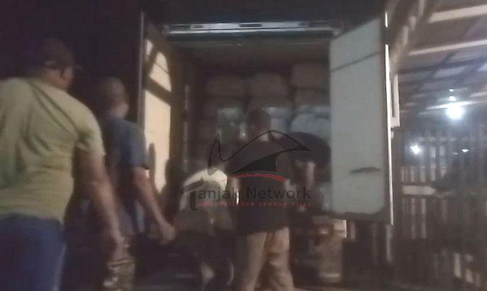 Anggota Gabungan Polda Riau Gerebek Gudang Sepatu Bekas Impor di Inhil