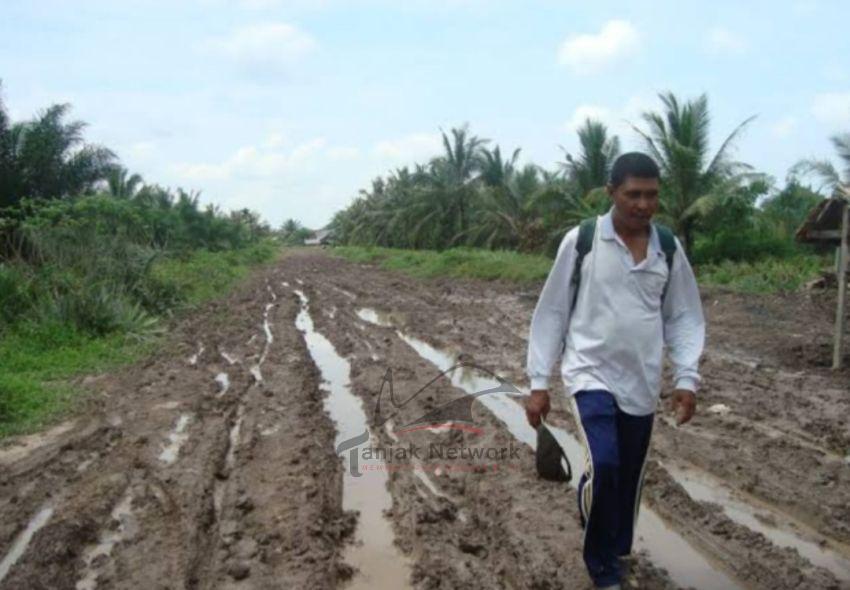 Perekonomian Masyarakat Lumpuh, Akses Jalan Buluhala Dumai Rusak Parah