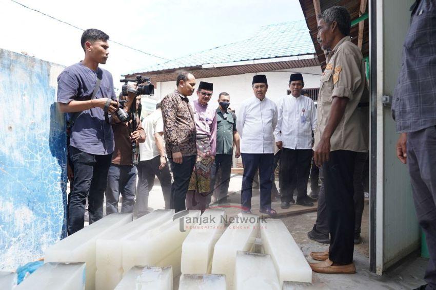 Gubri Serahkan Bantuan 300 Ribu Benur Udang Vaname Dan Tinjau Pabrik Es Balok di Dumai