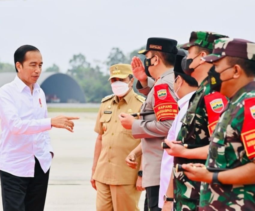 Jokowi Mendarat di Bandara SSK II Pekanbaru