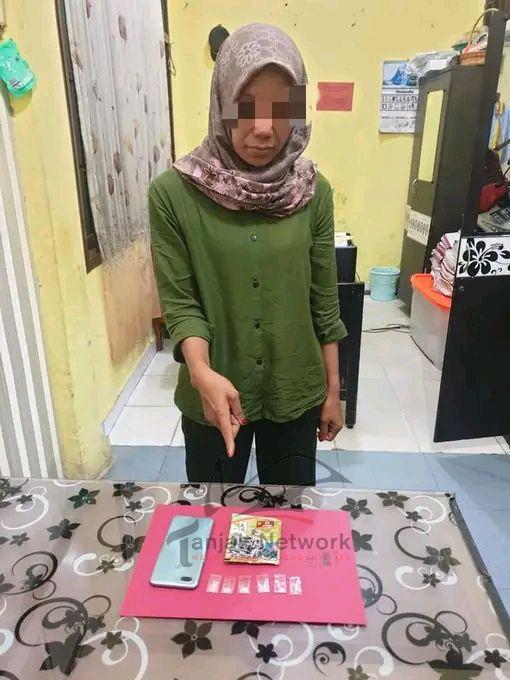 Dagang Sabu, Cewek Berhijab Asal Ini Diciduk Pak Polisi Bersama 4 Pria