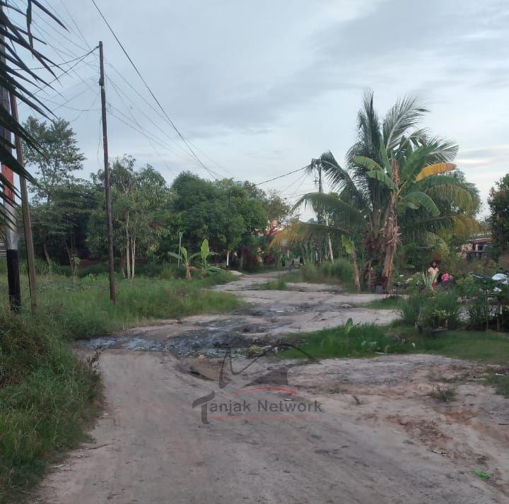 Kondisi Jalan Merdeka Baru Unjung Memprihatinkan Tidak Pernah Disentuh Pembangunan, Pemko Dumai Dituding "Tutup Mata"