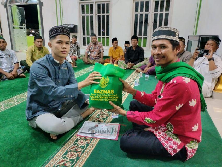 Ketua MCB Kabupaten Pelalawan Pimpin Dua Kalimat Syahadat Bagi Mualaf Baru