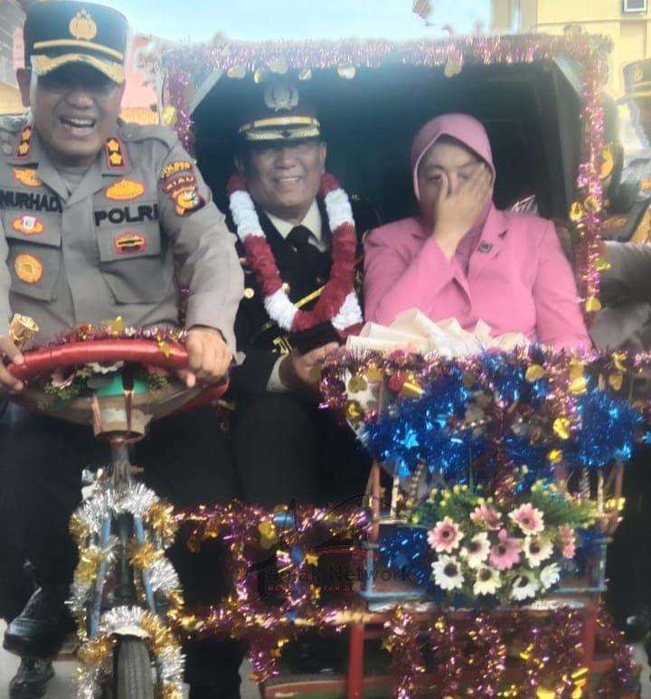 Dengan Becak Dayung, Kapolres Dumai Mengemudikan Sendiri Antarkan Anggota Yang Purna Bhakti