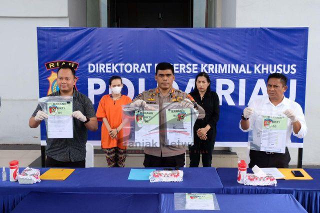 Polda Riau Bekuk Mantan Menejer Bank CIMB Niaga Syariah Pekanbaru Diduga Gelapkan Uang Nasabah Prioritas Rp 6,79 Miliar,