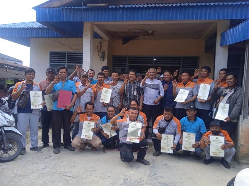 60 Orang Operator Crane Koperasi TKBM Terima SIO Dan Sertifikat Dari KSOP Dumai