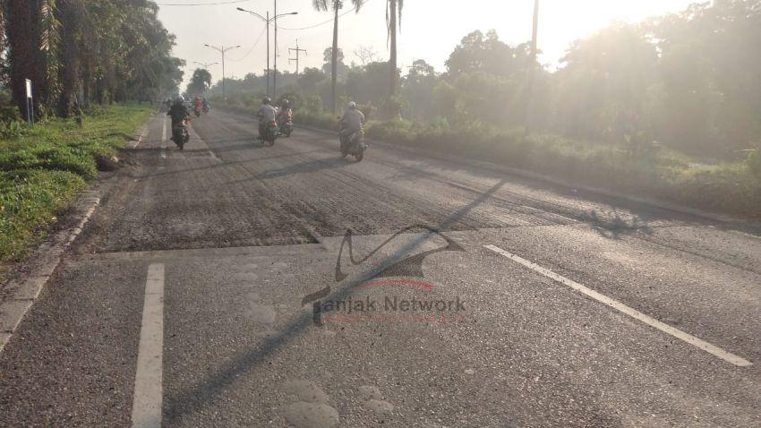Masih Ulang-Ulang Tambal Sulam,  Overlay Jalan Soekarno-Hatta Dumai Ini Ntah Kapan Tuntasnya