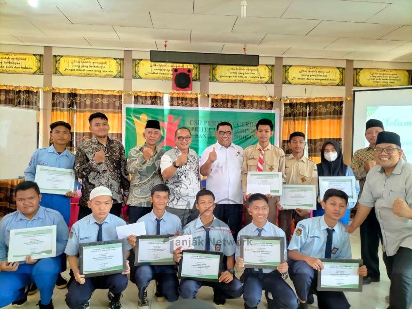 PT PAA Salurkan Bantuan Beasiswa Prestasi Di SMKN 2 Dan SMKN 5 Dumai
