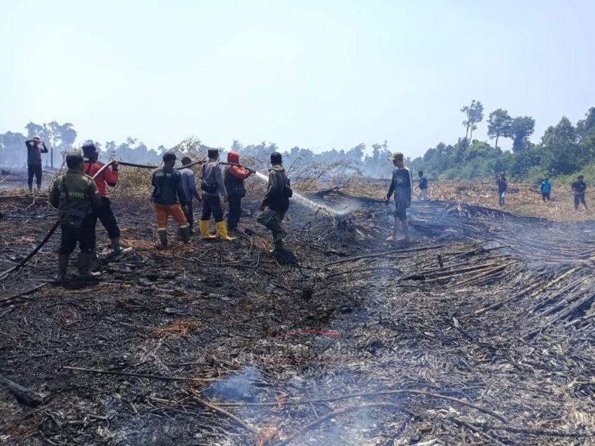 Kapolres Dan Tim Bersama Padamkan Karhutla 25 H Di Bengkalis