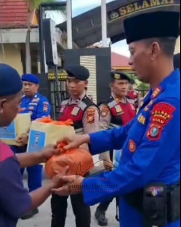 Kasat Polairud Polres Dumai Berbagi Takjil