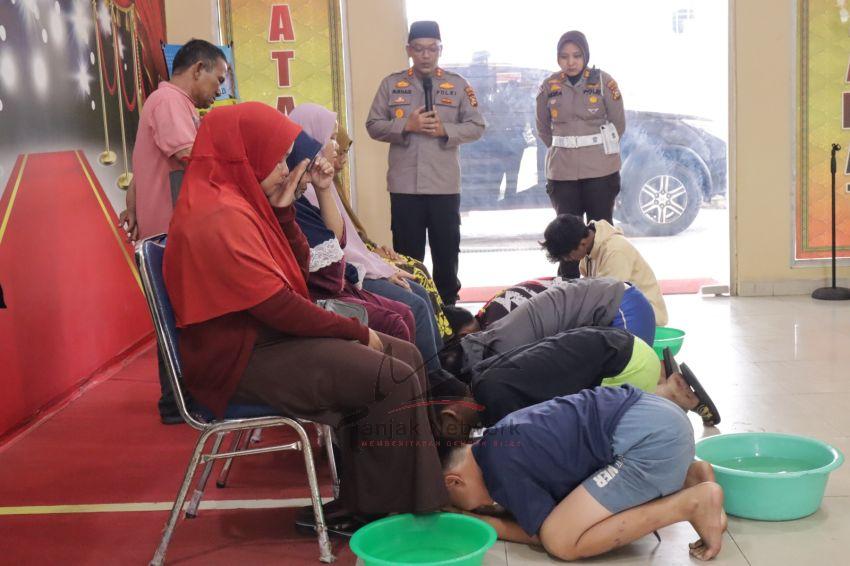 Terlibat Aksi Tauran, Anak-Anak Ini Mencuci Kaki Dan Minta Maaf Dengan Orang Tua