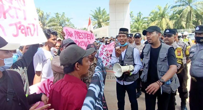 Sekelompok Warga Aksi Demo Ke PT SDO Lubuk Gaung