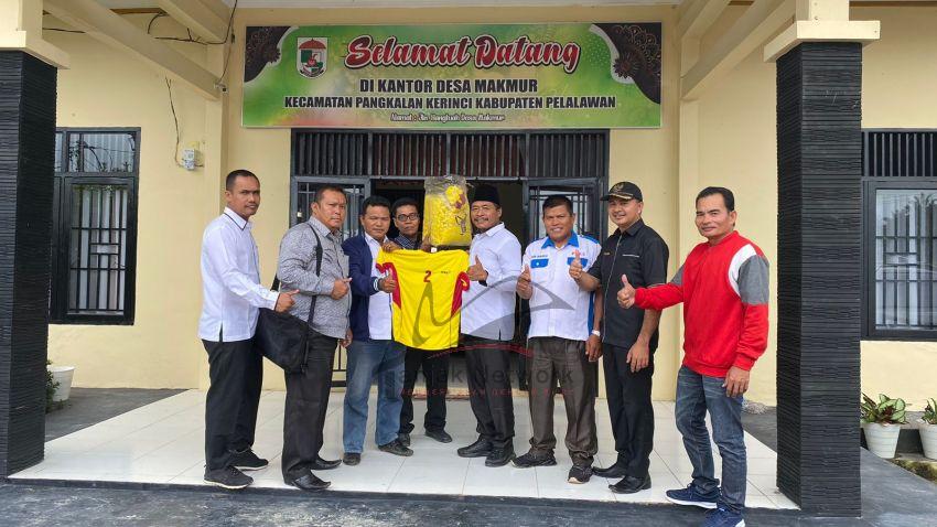 Meriahkan Hari Pers Nasional, Kades Makmur Beri Kaos Bentuk Dukungan Kepada Wartawan