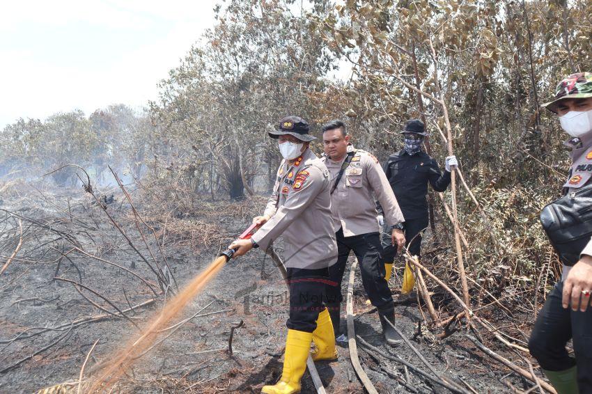 Karhutla Di Bagan Keladi Sungai Sembilan, Kapolres Dumai Datangi TKP Padamkan Api