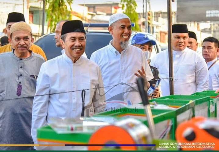 Gubernur Riau Bersama Walikota Dumai Berbagi Takjil Di Pasar Ramadan