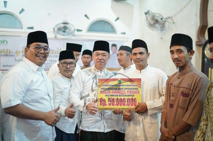Safari Ramadhan di Batu Hampar, Bupati Rohil Salurkan Bantuan
