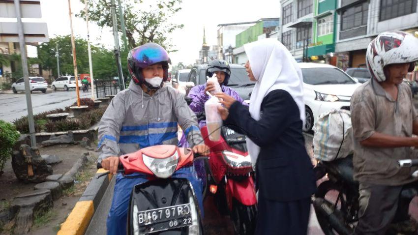 Semarak Ramadhan, SMPN2 Bagi-Bagi Takjil Ke Pengendara