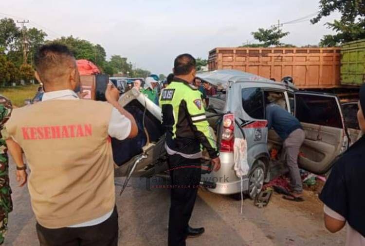 Tabrak Belakang Truck Tronton, 3 Penumpang Avanza Tewas  2 Kritis