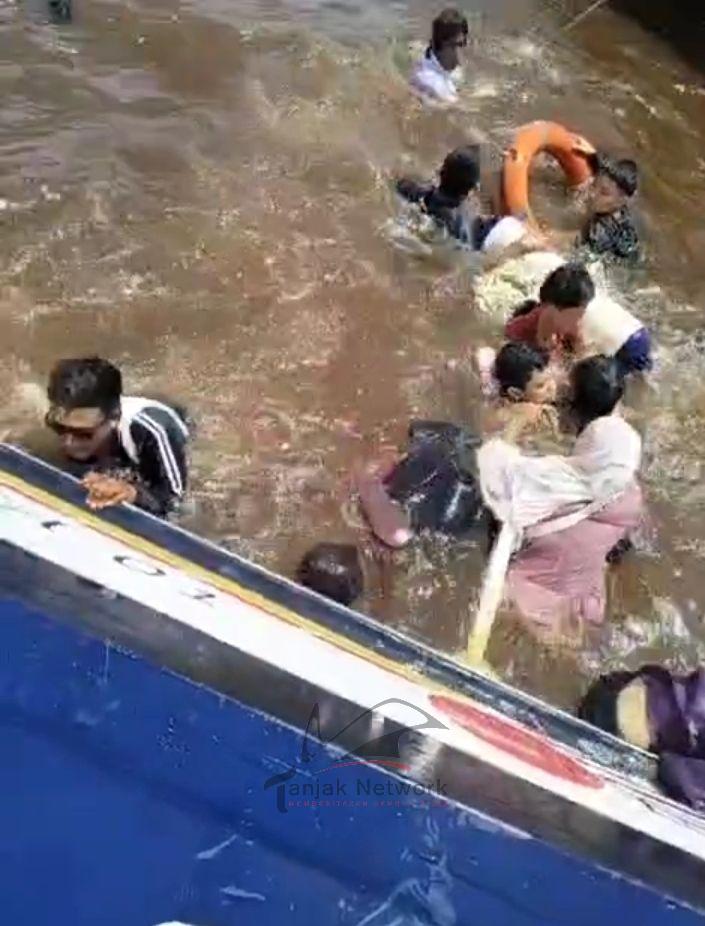 Diduga Sarat Penumpang, Kapal Speedboat Terbalik Di Perairan Laut Inhil