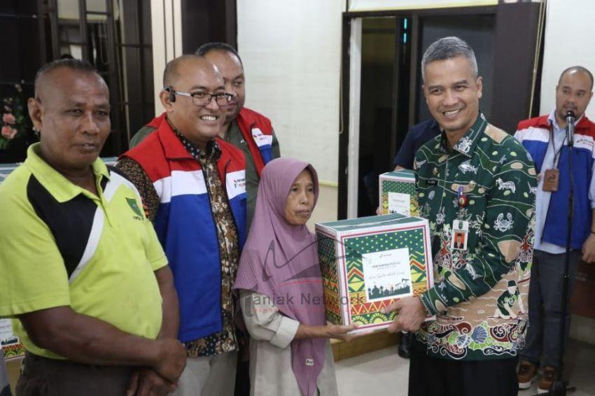 Pemprov Riau Bersama BUMN Salurkan Bantuan Paket Sembako Untuk Petugas Kebersihan
