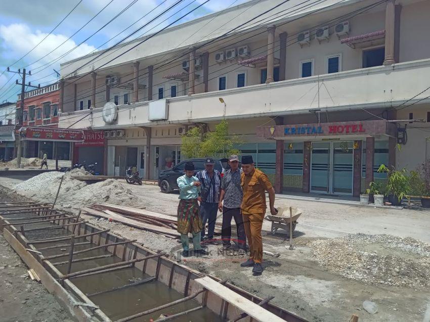 Camat Dumai Selatan Tinjau Pengerjaan Drainase Jalan Tegalega