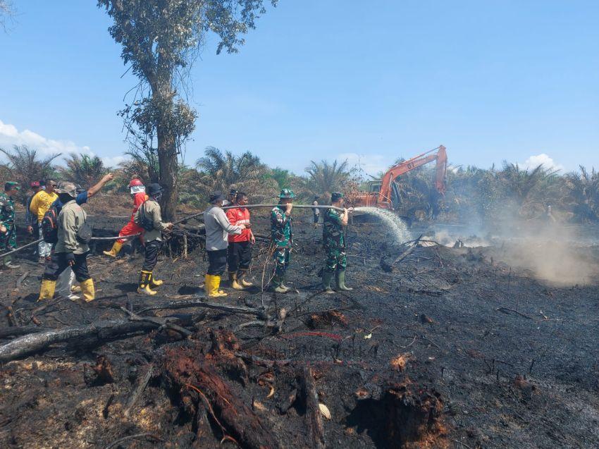 Pendinginan Bekas Karhutla Perbatasan Dumai-Bengkalis Masih Terus Dilakukan