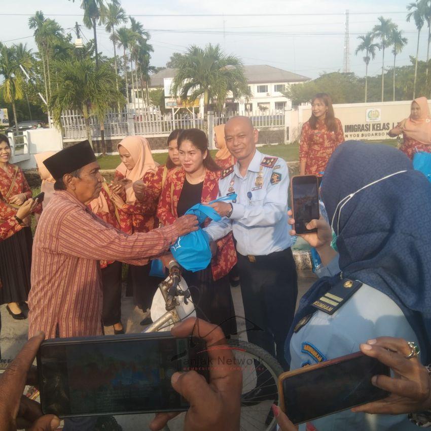 Berkah Ramadan, Imigrasi Bersama DWP Dumai Berbagi Takjil