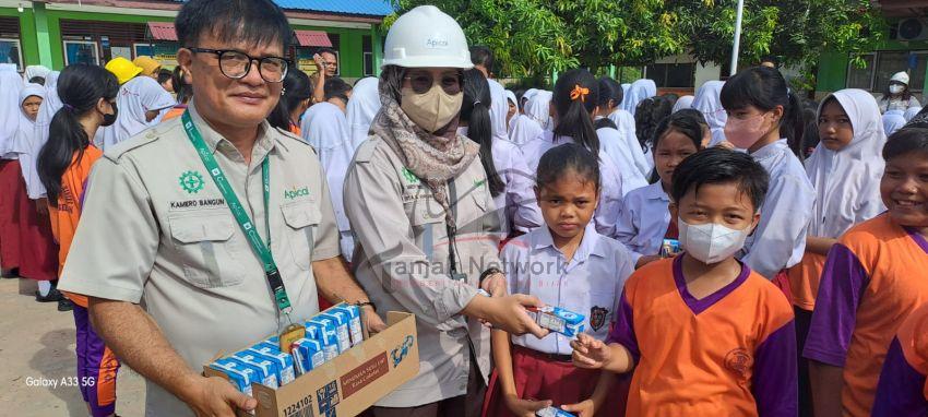 Apical Bagikan Susu 24 Ribu Karton Rayakan Hari Susu Sedunia