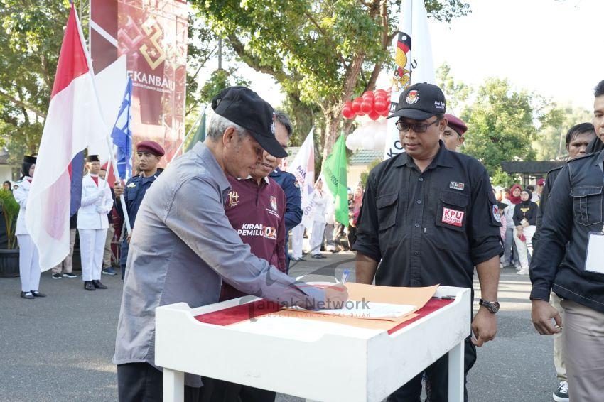 Setelah Bendera Kirab Pemilu 2024 Dari KPU Labuhan Batu Diterima, KPU Kota Dumai Berlanjut Estafetkan Bendera Kirab Ke KPU Pekanbaru
