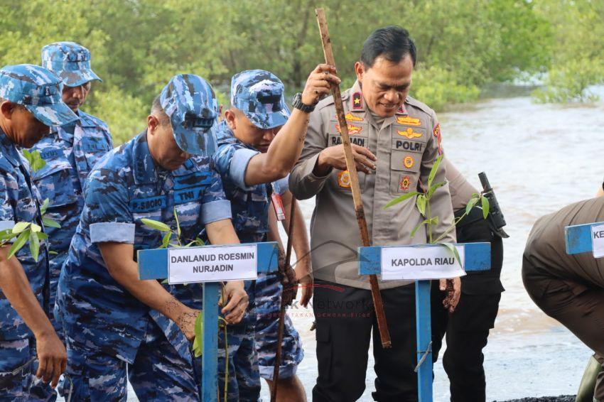 Wujud Sinergitas, TNI-Polri Bersama Forkopimda Riau Dan Dumai Tanam Pohon Mangrove