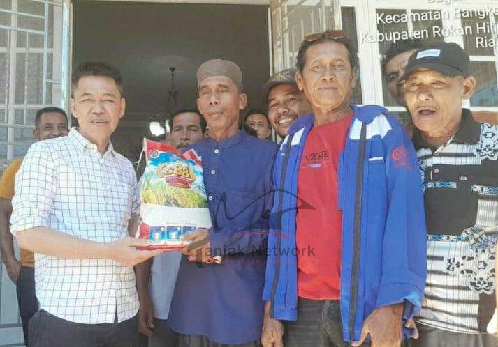 Bupati Rohil Serahkan Bantuan Untuk Masyarakat Pekerja Kayu