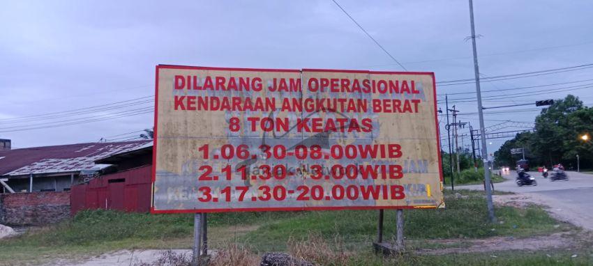 Warga Berang Tahan 4 Truk Besar Karena Melintas Di Jalan Cut Nyak Dien Purnama Langgar Jam Operasional
