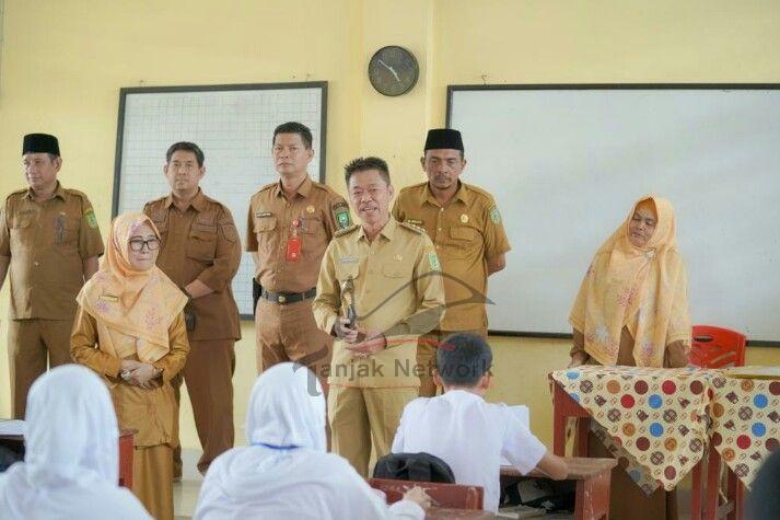 Bupati Rohil Tinjau Pelaksanaan UAS di SMPN 1 Bangko