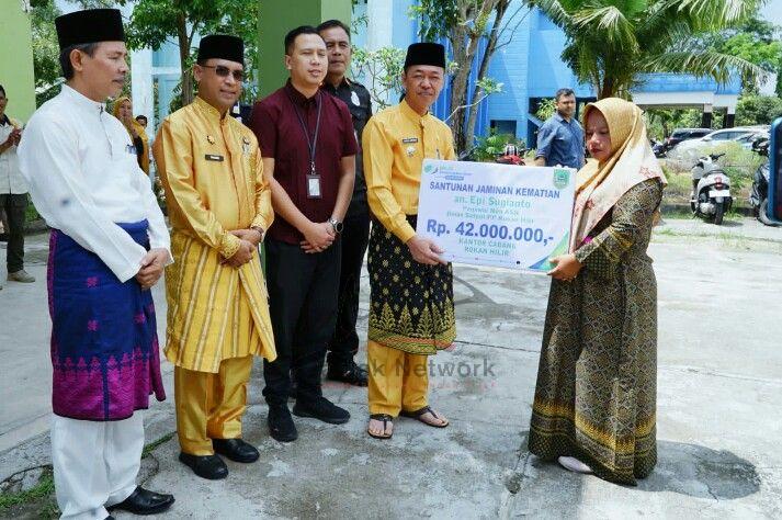 Bupati Rohil Serahkan Santunan BPJS Kepada Almarhum Pegawai Satpol PP