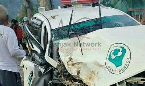 Tabrak Pohon Di Pasaman, Sopir Ambulans Dinkes Sidempuan Dan Pasien Tewas