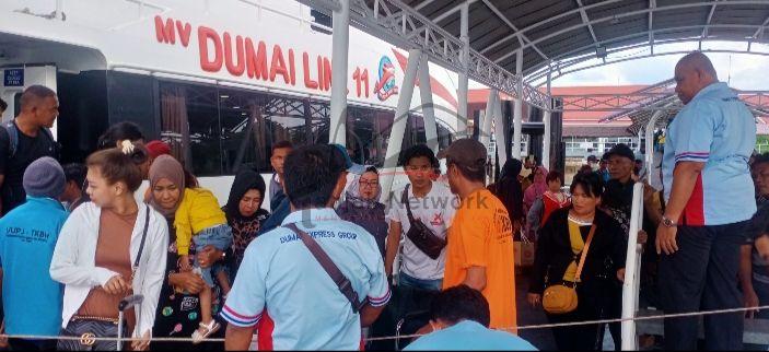 Aktivitas Kedatangan Penumpang Domestik Di Pelabuhan Pelindo Dumai Berjalan Lancar