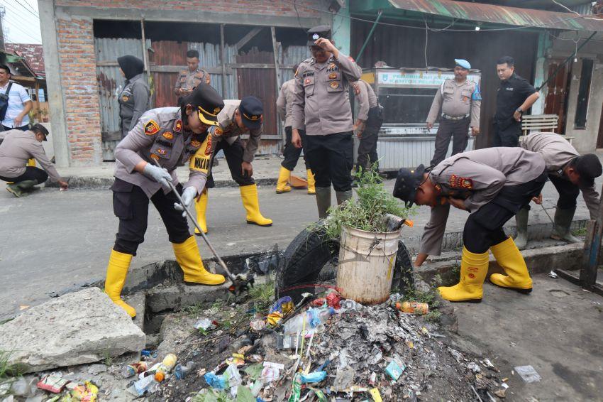 Peduli Kebersihan Lingkungan, Polres Dumai Giat Goro