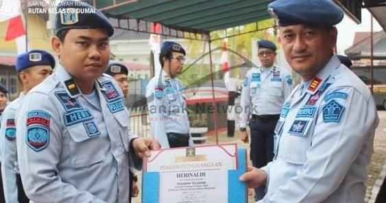 Pegawai Teladan Peroleh Penghargaan Dari Kepala Rutan