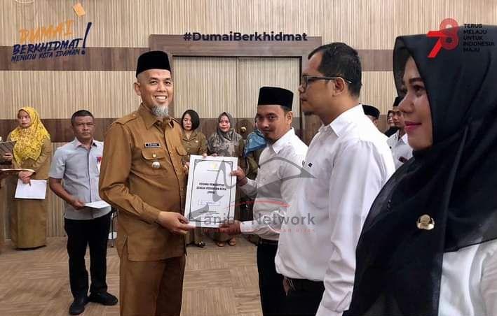 Wako Dumai Serahkan 149 SK Pengangkatan PPPK Guru Dan Tenaga Teknis