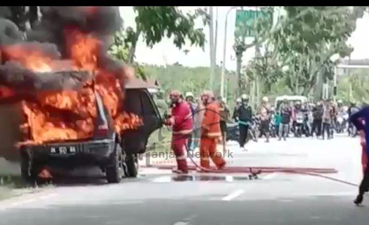 Satu unit Mini Bus Merk KIA Terbakar Di Jalan