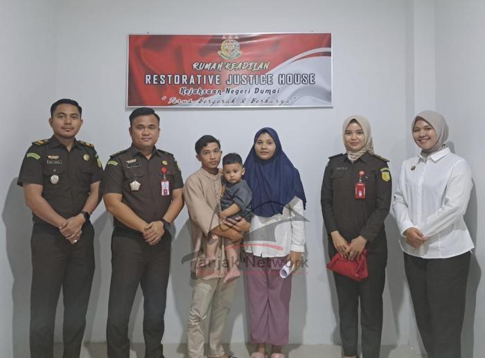 Kejari Dumai Hentikan Penuntutan Perkara Penganiayaan Lewat Restoratif Justice