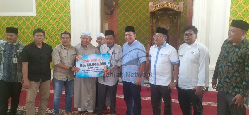 Jon Erizal Dan Sunaryo Salurkan Bantuan Rumah Ibadah dan Pesantren Di Dumai