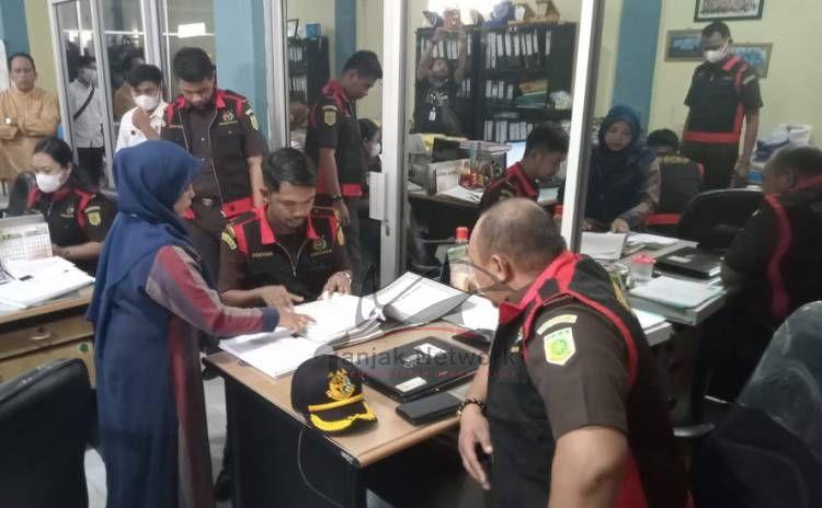 Dugaan Korupsi Rp 13,5 M, Kejari Inhil Geledah Kantor Bank Perkreditan Rakyat
