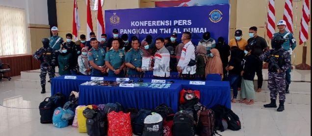 Lanal Dumai Serahkan 31 Calon PMI Ilegal Ke BP3MI Prov Riau