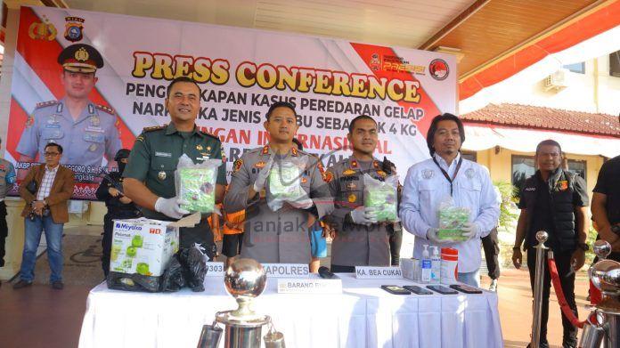 Kodim 0303/Bengkalis Gagalkan Pengiriman 4 Kg Sabu, Pasutri Diamankan