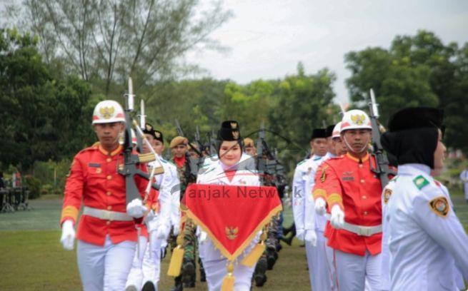 Naifah Cahyana, Pembawa Baki Bendera Merah Putih Saat HUT Ke 78 RI Di Kota Dumai