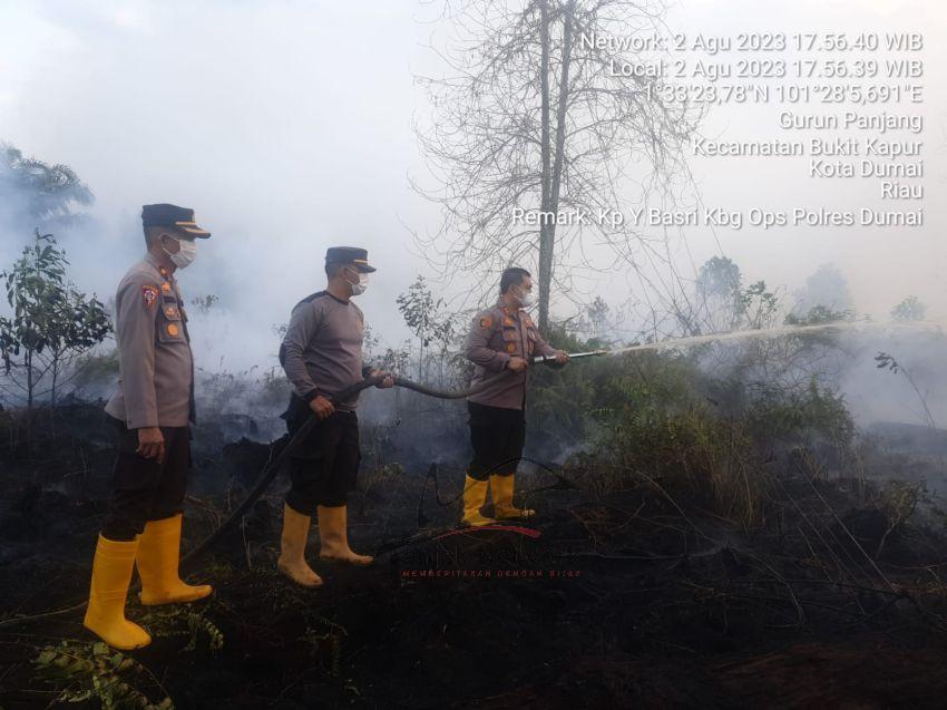 Lahan Terbakar, Polres Dumai Berajibaku Padamkan Api
